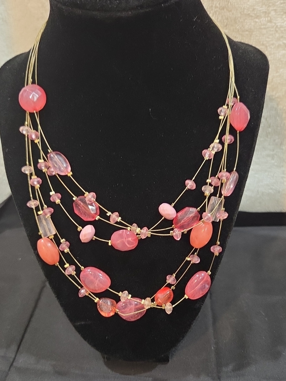 PINK BEADED NECKLACE WITH WIRE THREAD CHAIN